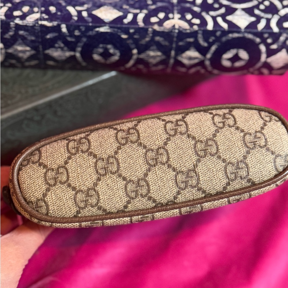 Gucci Cream and Brown Cosmetic Bag with GG Monogram - Picture 3 of 10
